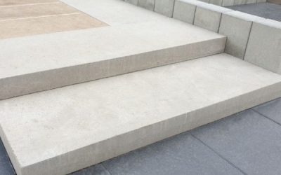 Stopnie schodowe gładkie, łupane czy strukturalne?